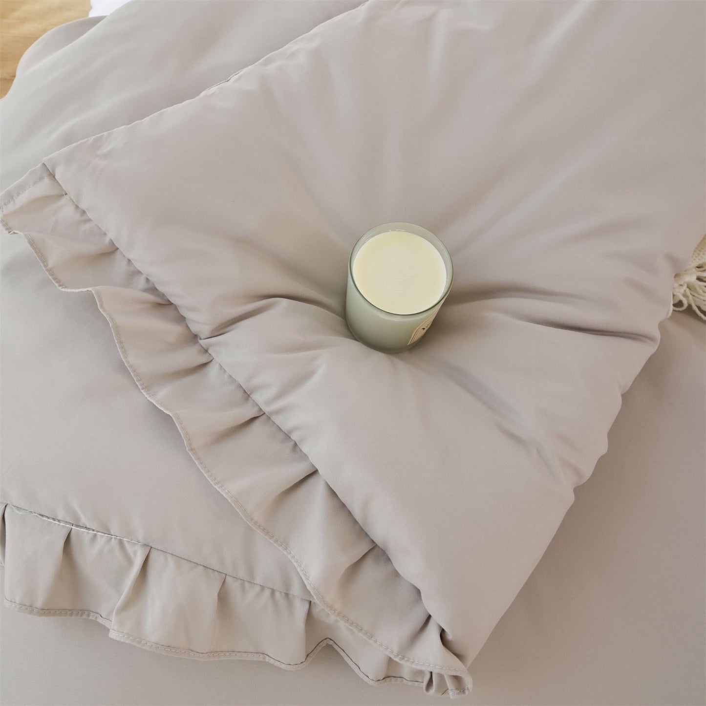 All-Season Queen Comforter Set For Adult, 3 Piece Ruffle Oatmeal Comforter Sets All Season - Hypoallergenic Ultra-Fluffy Quilt for Winter Detail