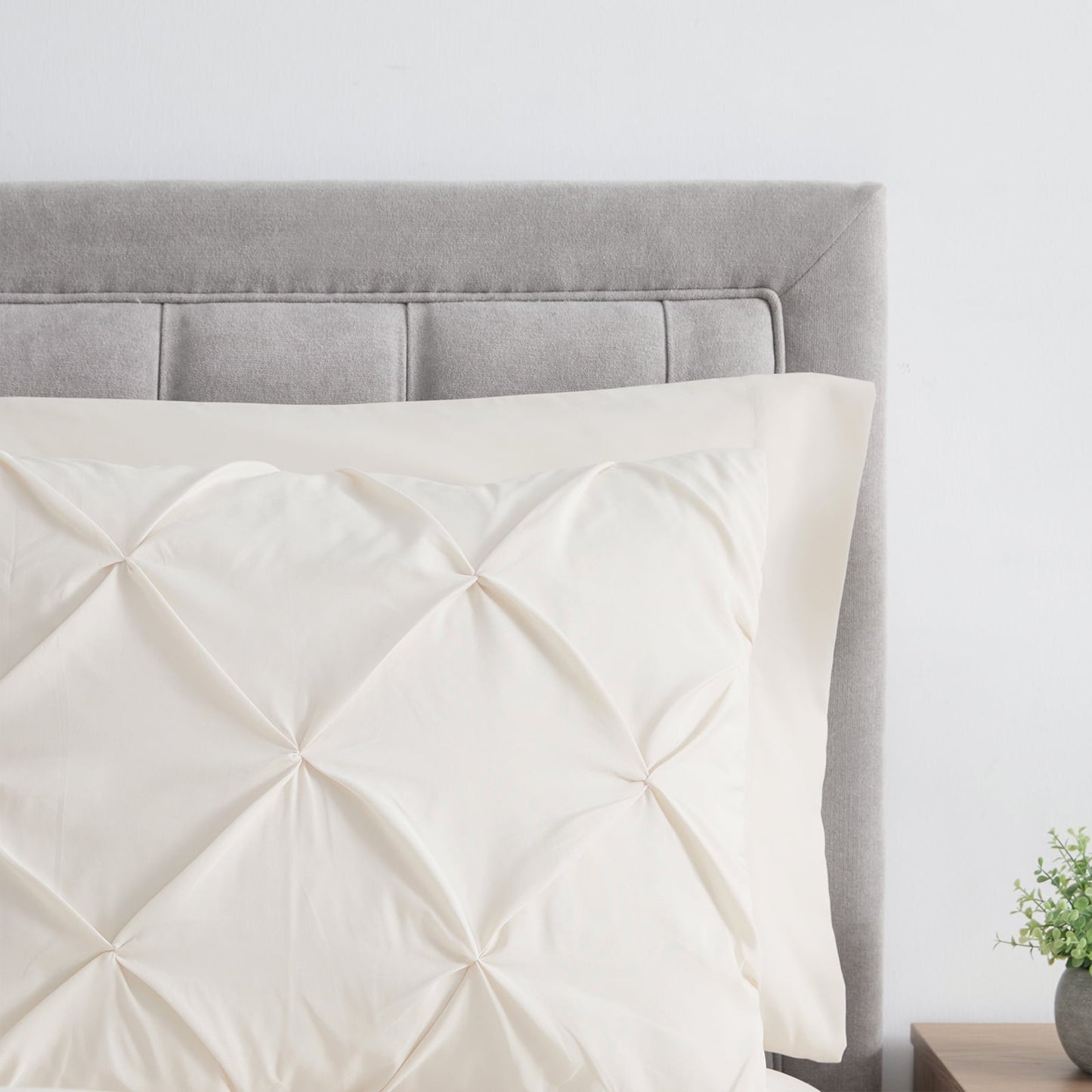 Fluffy Down Alternative Comforter Set, 3-Piece, Queen, Pleated Wrinkle-Resistant Microfiber Bedding, Ivory, All-Season - All-Season Down Alternative Comforter Insert Detail