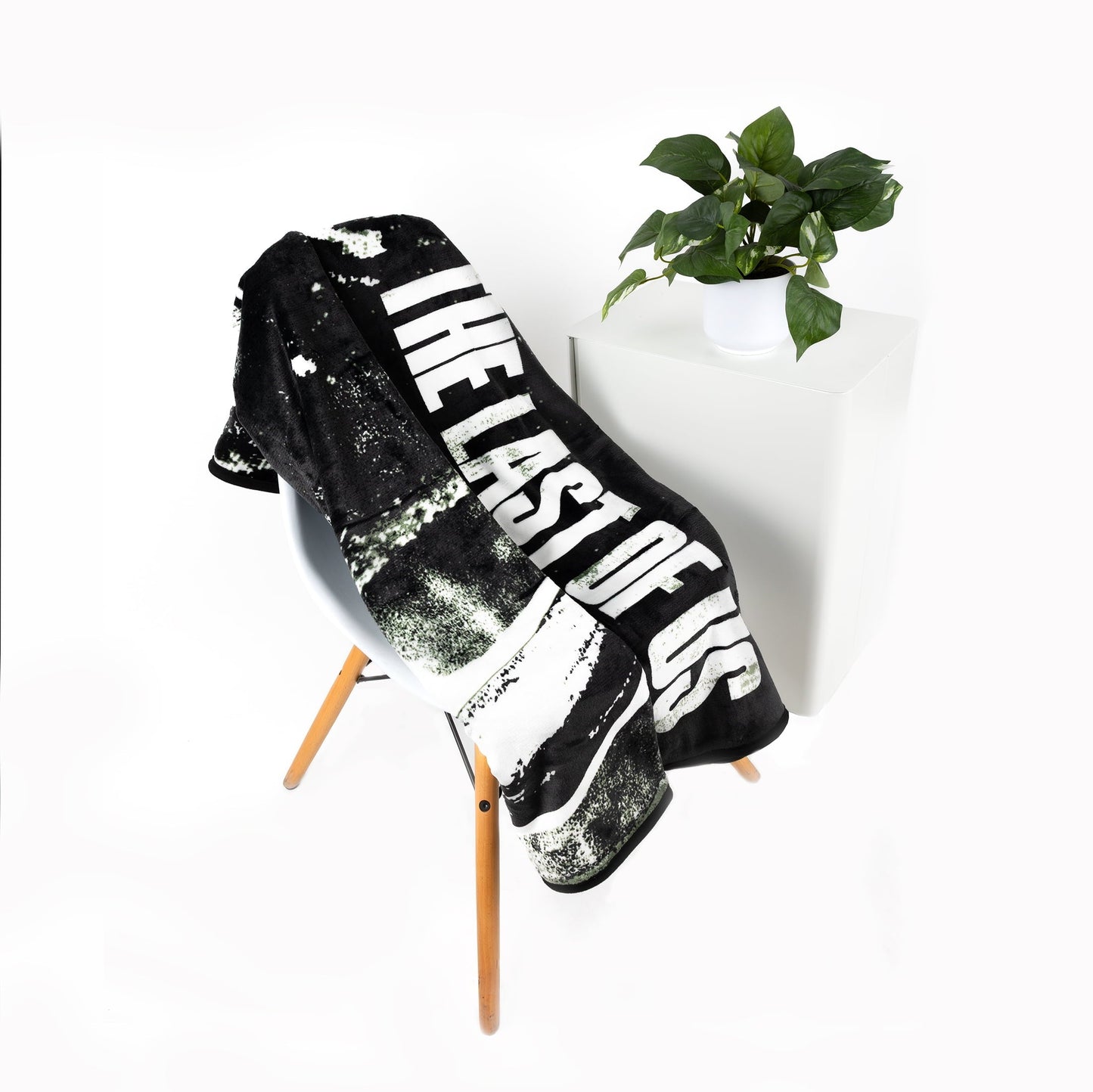 Lightweight Warm Black and White Polyester Throw Blanket, 50" X 60" - Super Soft Reversible Sherpa Flannel Blanket Detail