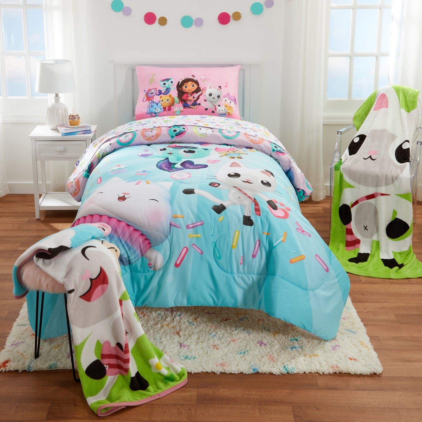 Heavyweight Warmth Gabby's Dollhouse Kids Comforter and Pillowcase, 2-Piece Set, Twin/Full, Reversible - Cloud-Like Soft Lightweight Bed Comforter Detail