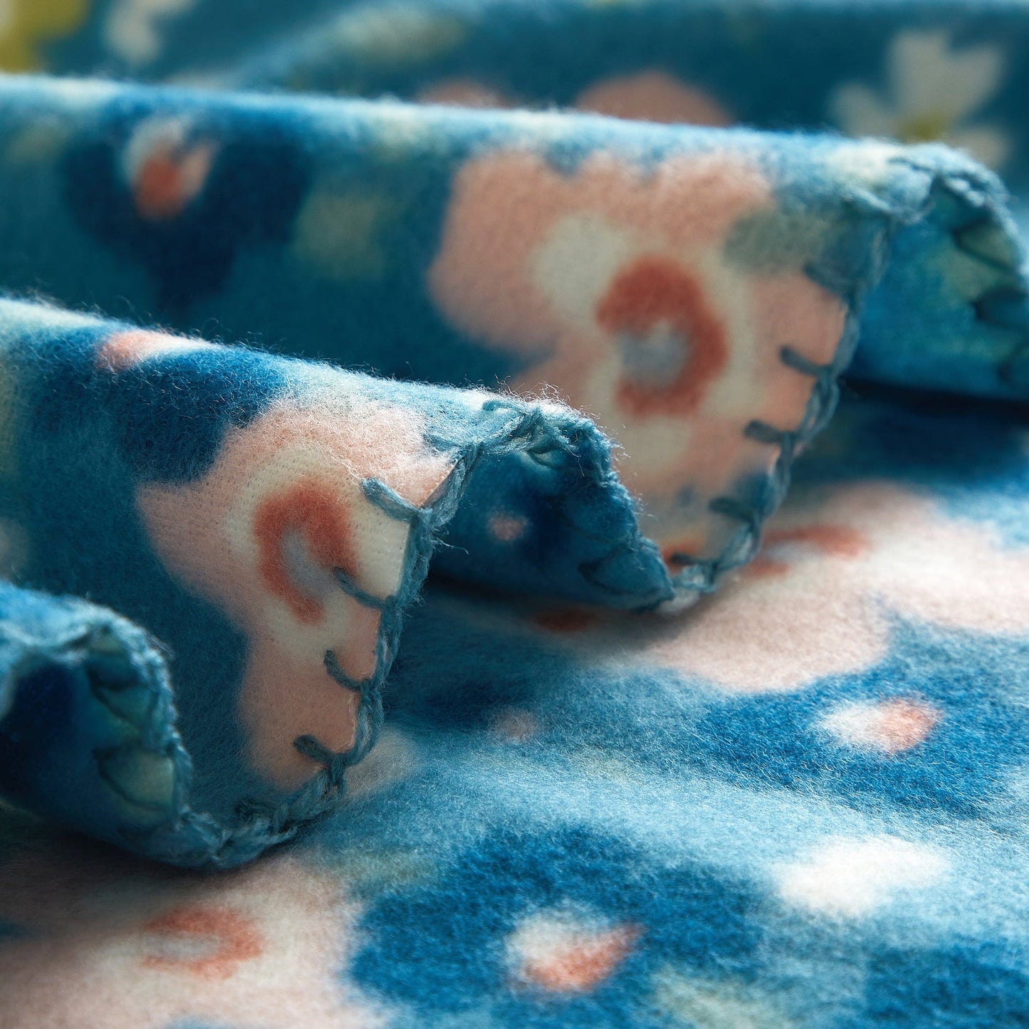 Lightweight Warm Cozy Fleece Throw Blanket Delightful Floral 50" x 60", All Ages - Super Soft Reversible Sherpa Flannel Blanket Detail