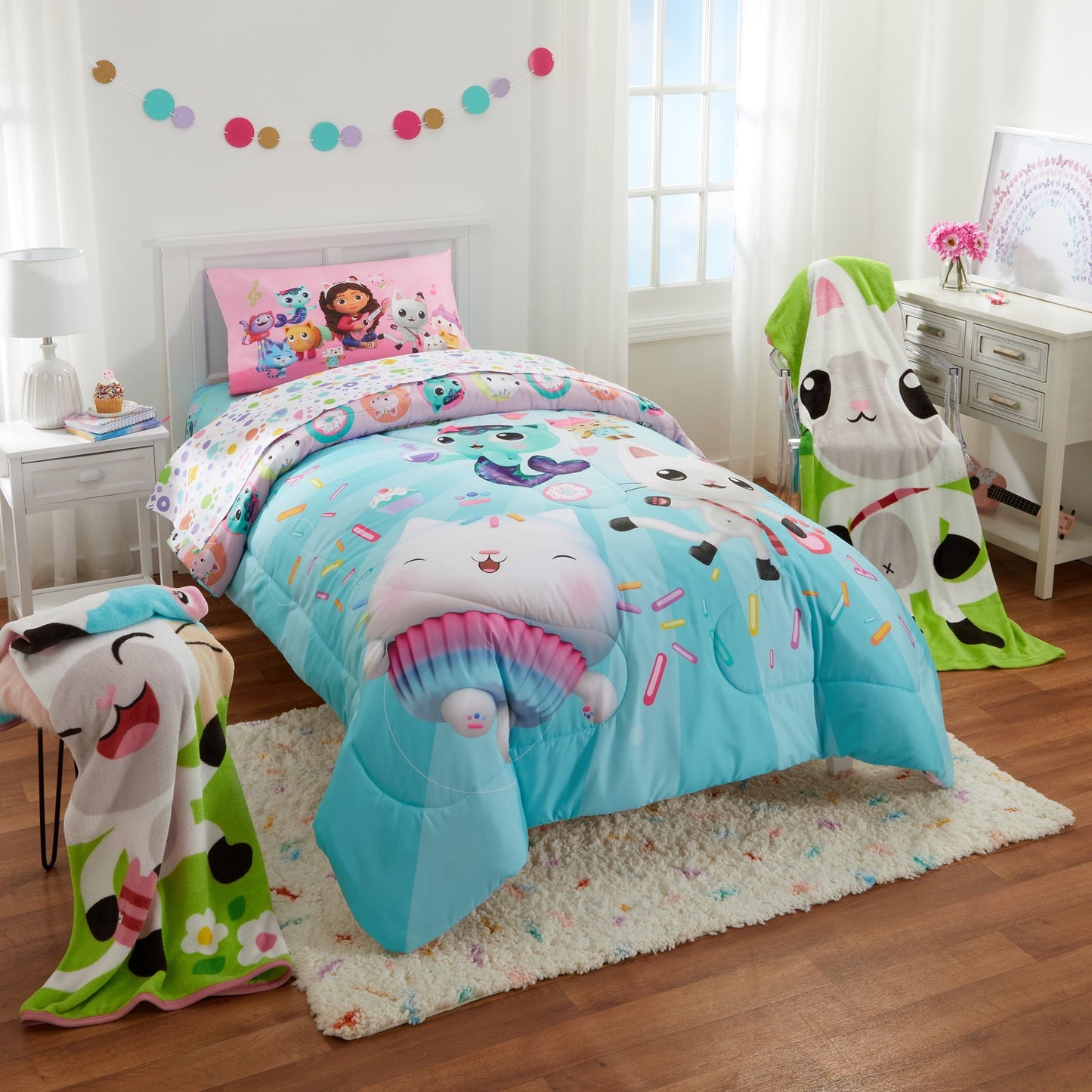 Heavyweight Warmth Gabby's Dollhouse Kids Comforter and Pillowcase, 2-Piece Set, Twin/Full, Reversible - Cloud-Like Soft Lightweight Bed Comforter Detail