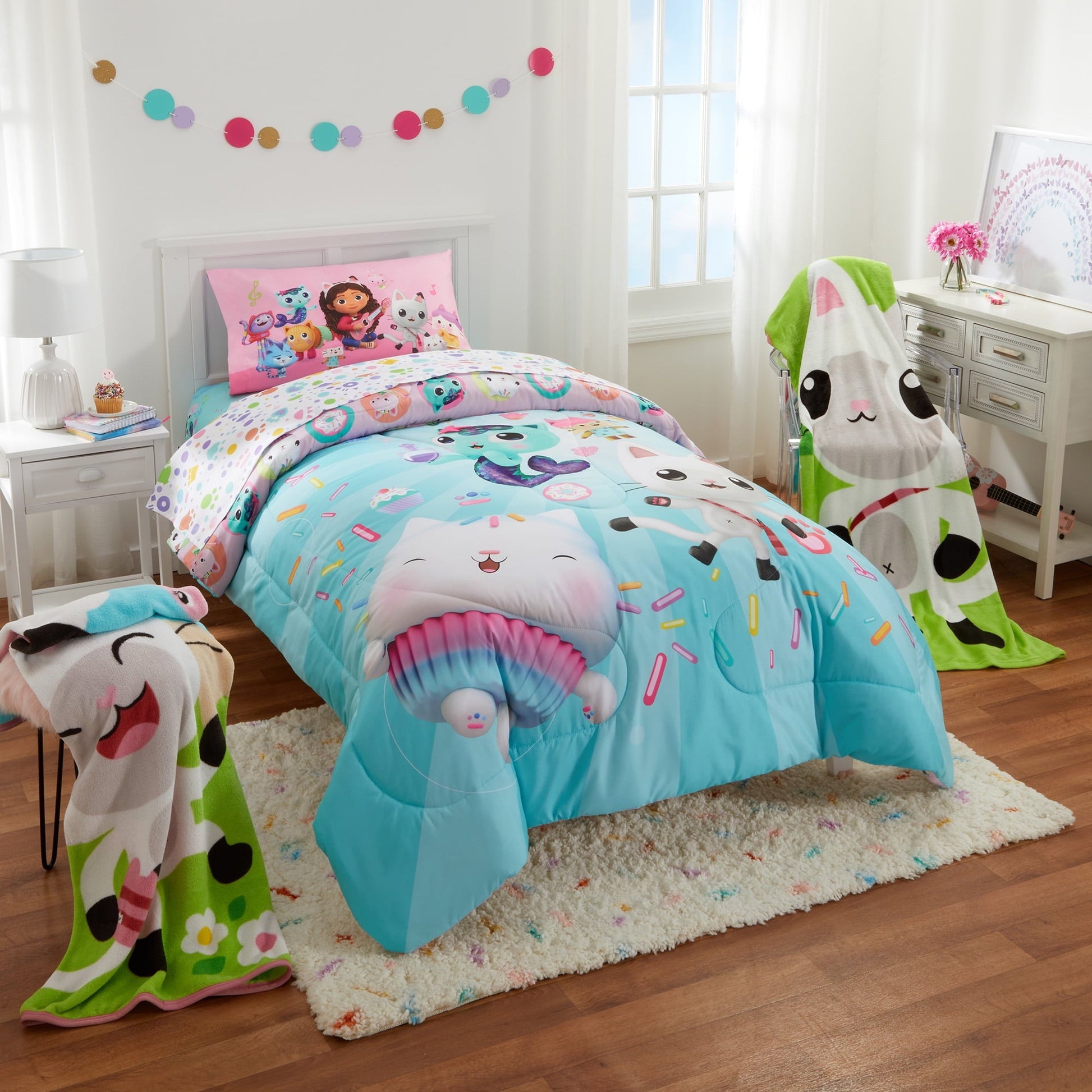 Heavyweight Warmth Gabby's Dollhouse Kids Comforter and Pillowcase, 2-Piece Set, Twin/Full, Reversible - Cloud-Like Soft Lightweight Bed Comforter Detail
