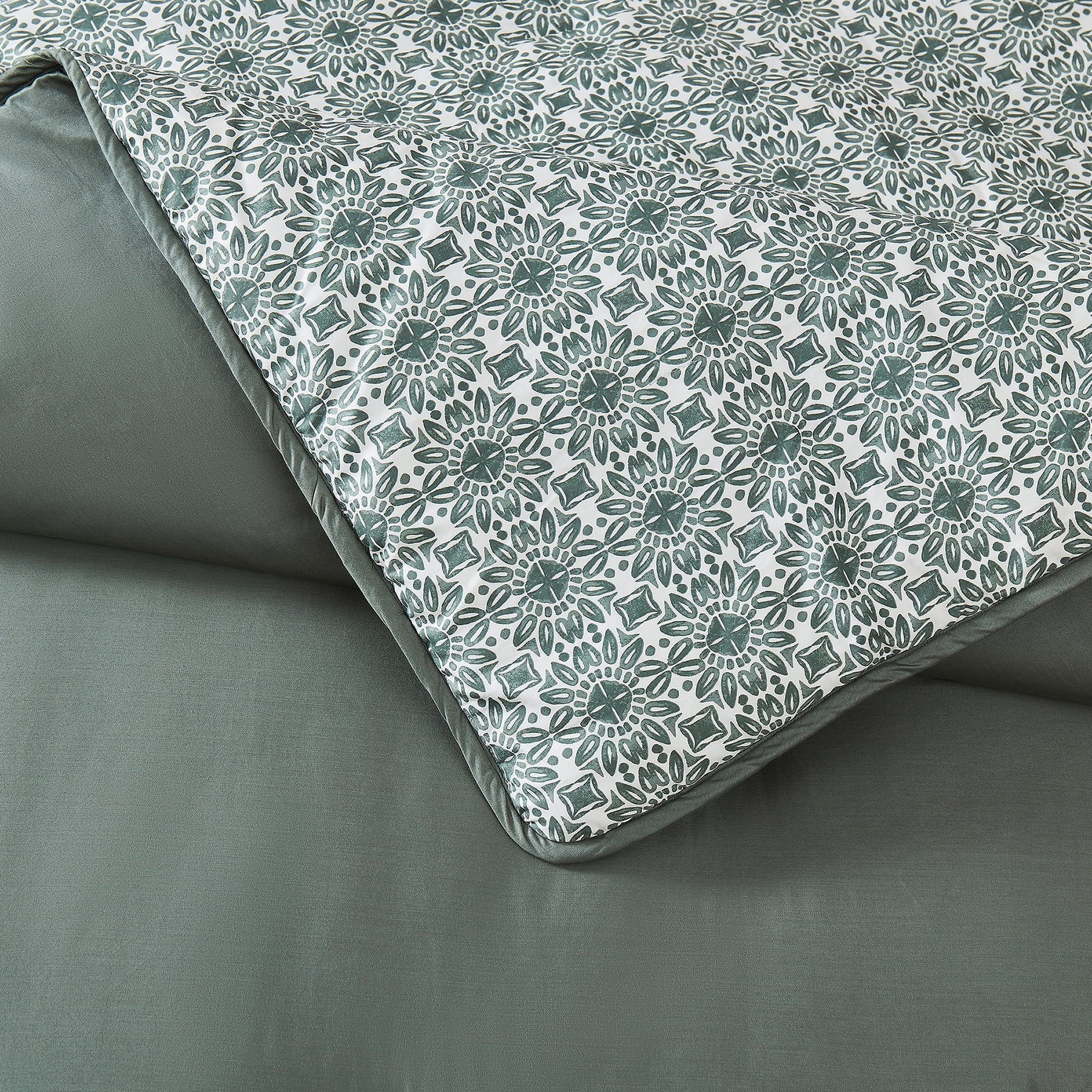 Heavyweight Warmth 3-Piece 400 Thread Count Flag Stone Green Cotton Lyocell Blend Comforter Set, Adult King - Hypoallergenic Ultra-Fluffy Quilt for Winter Detail