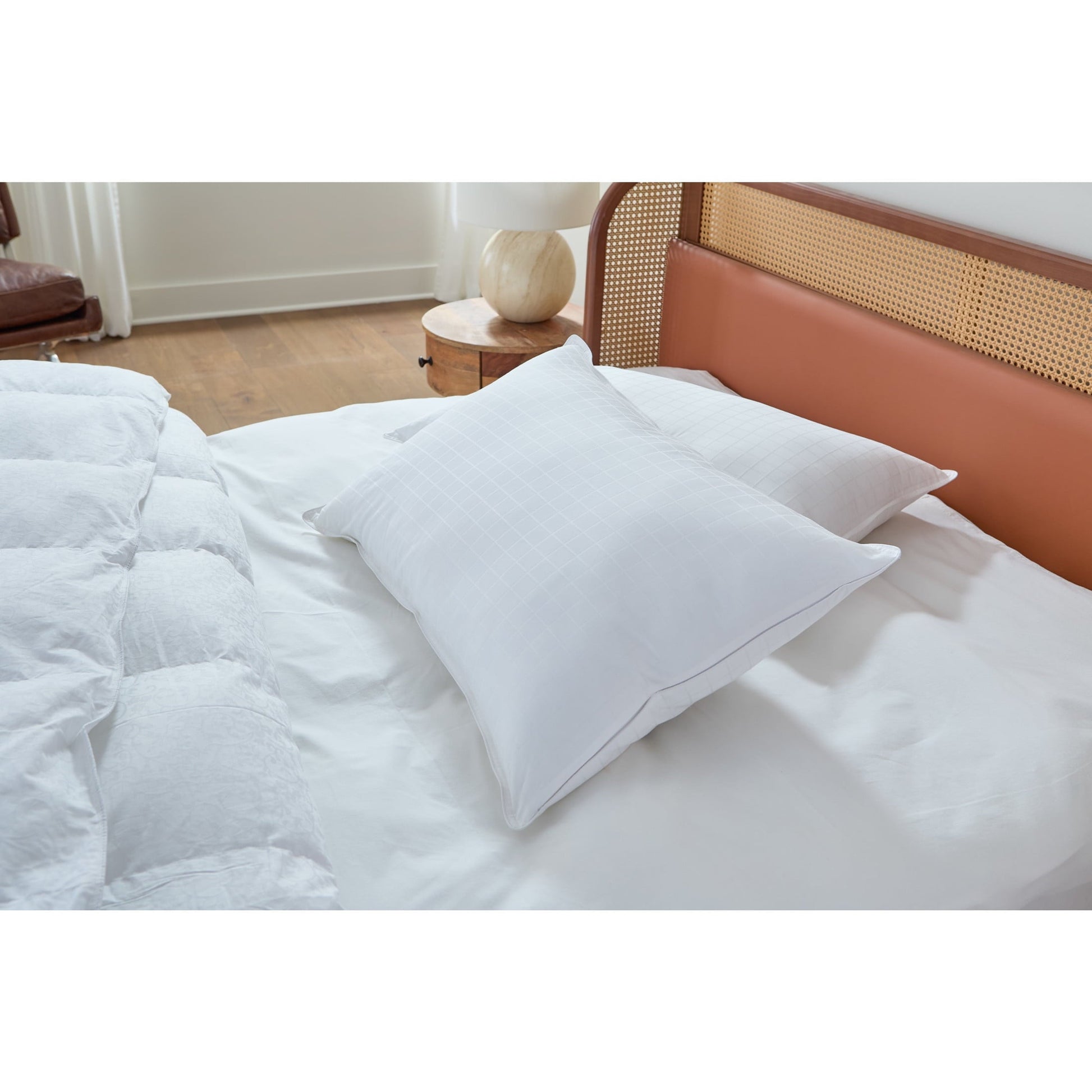 Ergonomic Memory Foam Bed Pillows, 2-pack, Jumbo - Hotel Quality Plush Sleeping Pillows Detail