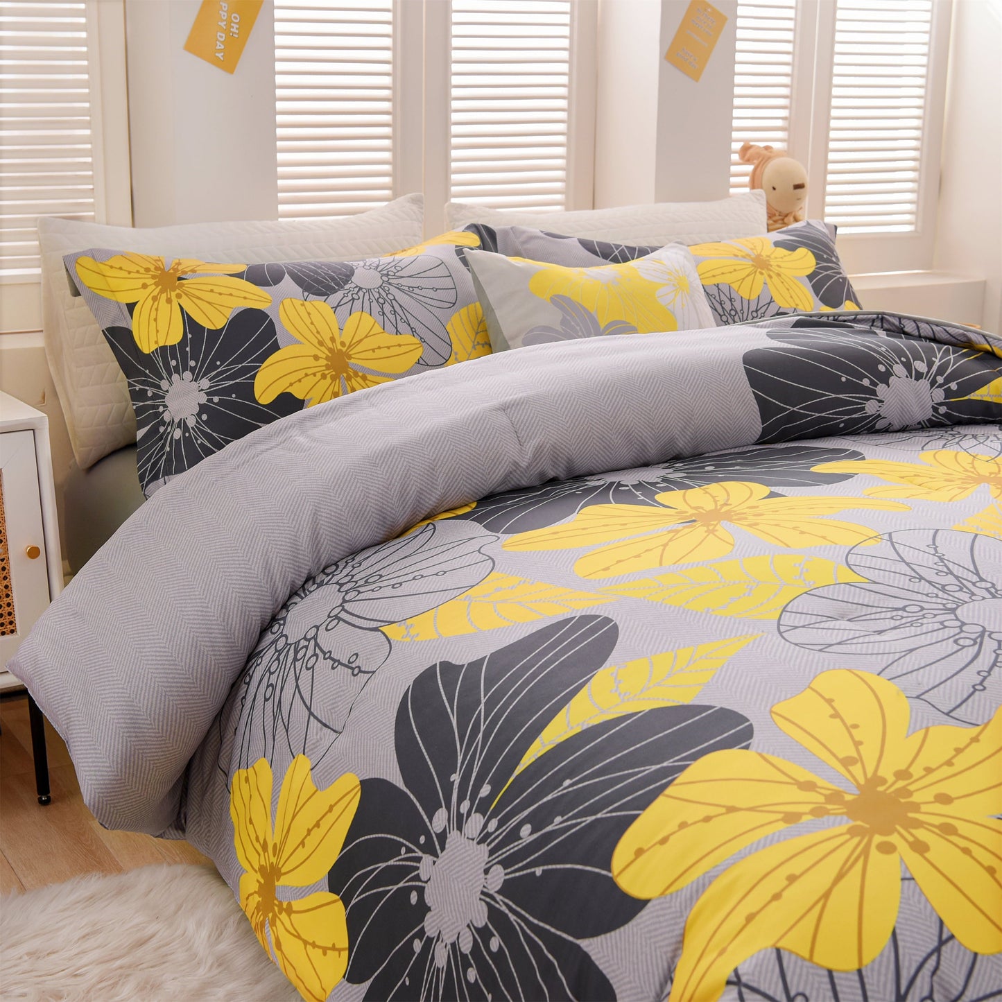 Luxurious Quilted Yellow Floral Comforter Set Queen Flower Bed Set Adult Soft Botanical Boho Bedding Set - Cloud-Like Soft Lightweight Bed Comforter Detail
