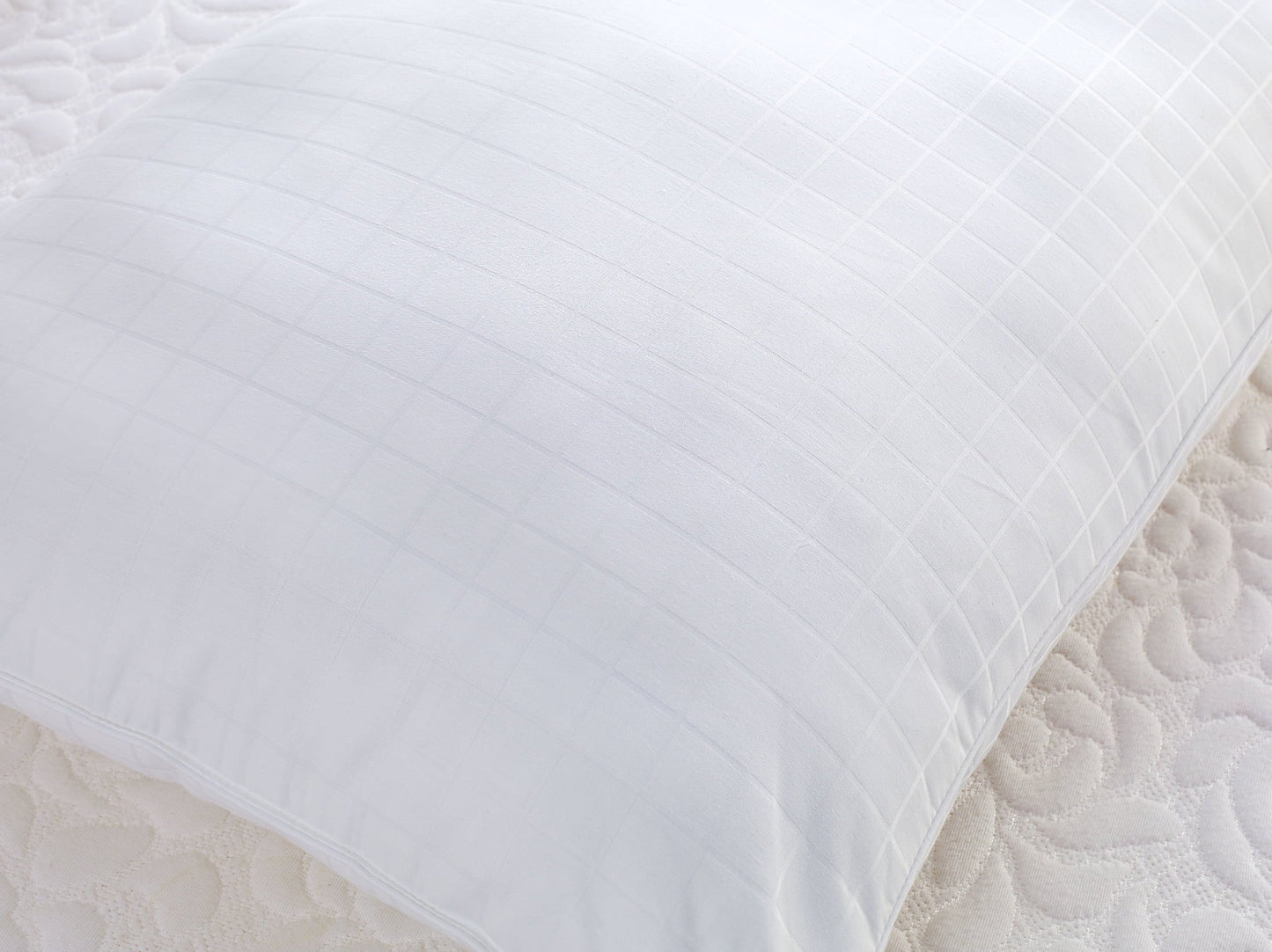Ergonomic Memory Foam Bed Pillows, 2-pack, Jumbo - Hotel Quality Plush Sleeping Pillows Detail
