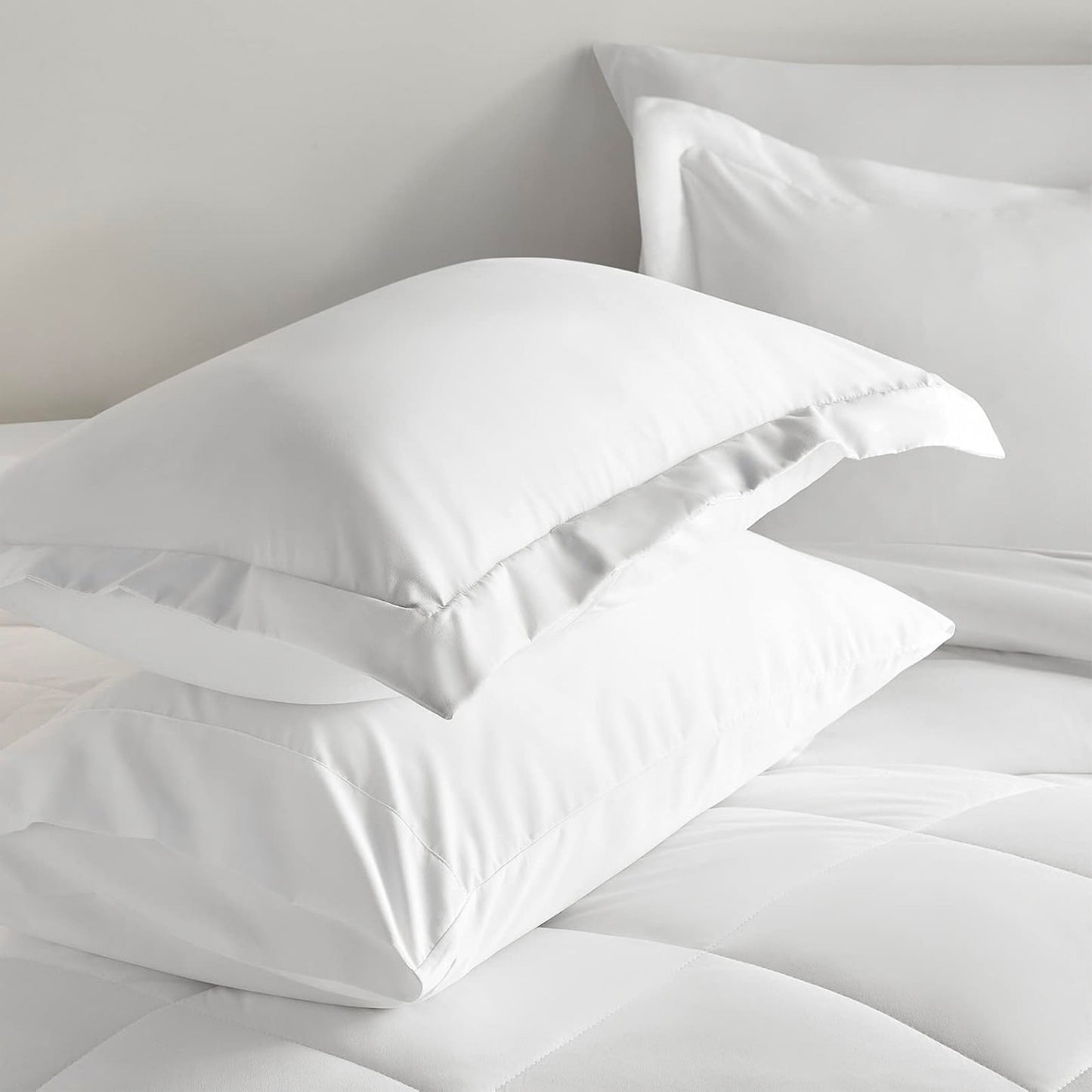 All-Season Comforter Set 7-Piece Bed in a Bag - Adult, White, Queen - Cloud-Like Soft Lightweight Bed Comforter Detail