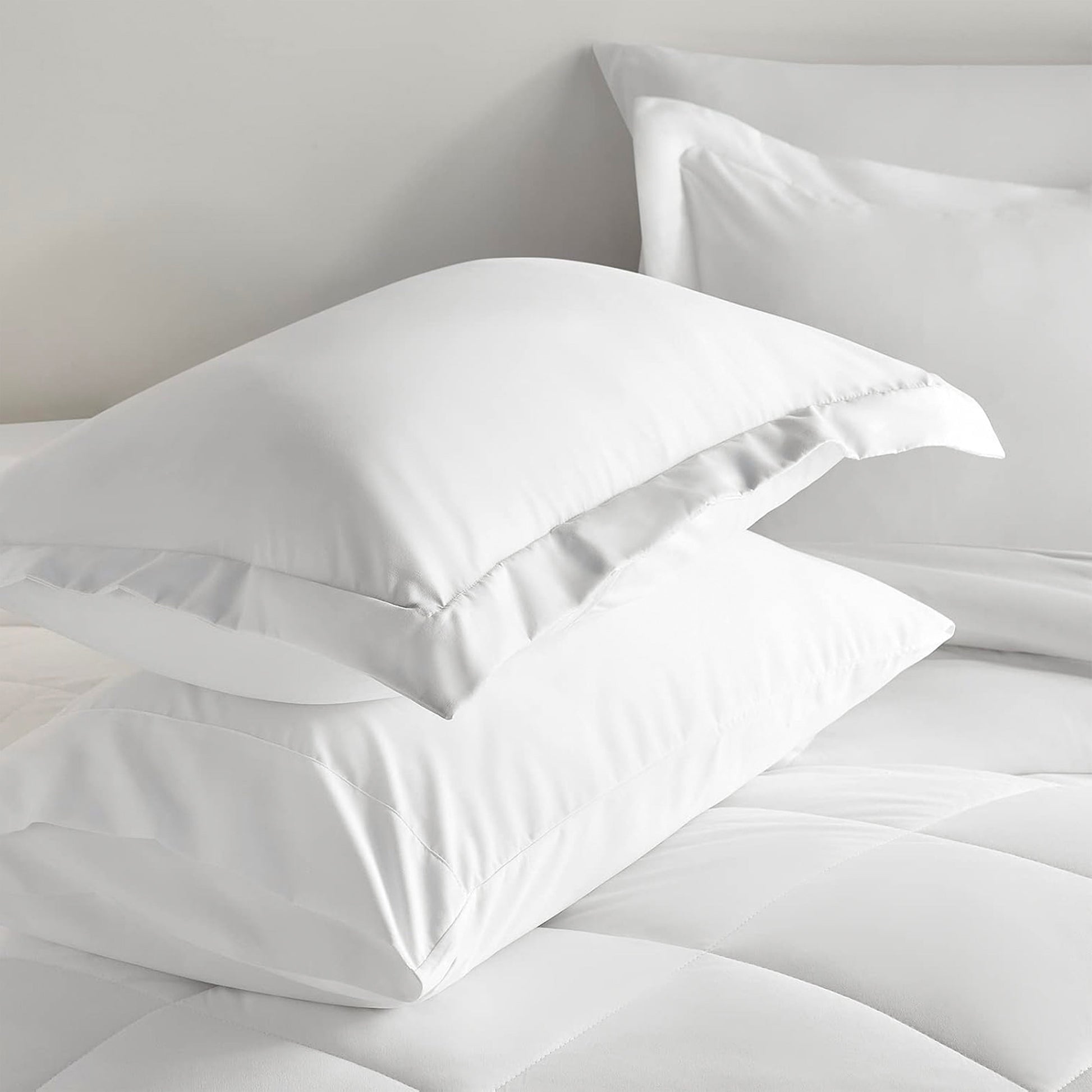 All-Season Comforter Set 7-Piece Bed in a Bag - Adult, White, Queen - Cloud-Like Soft Lightweight Bed Comforter Detail