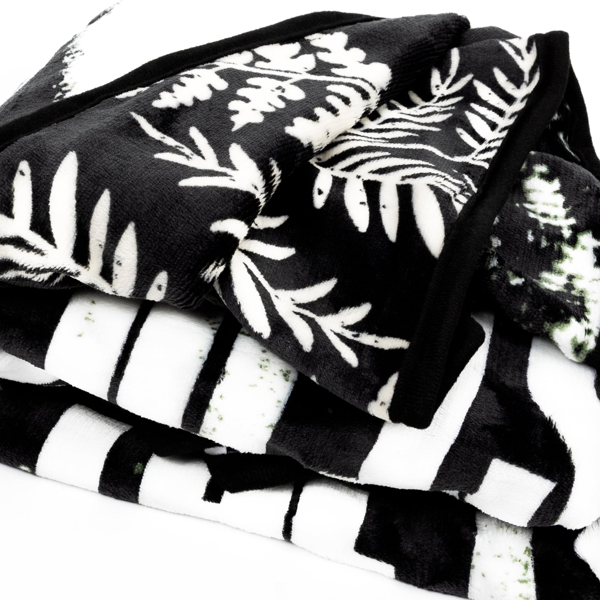 Lightweight Warm Black and White Polyester Throw Blanket, 50" X 60" - Super Soft Reversible Sherpa Flannel Blanket Detail
