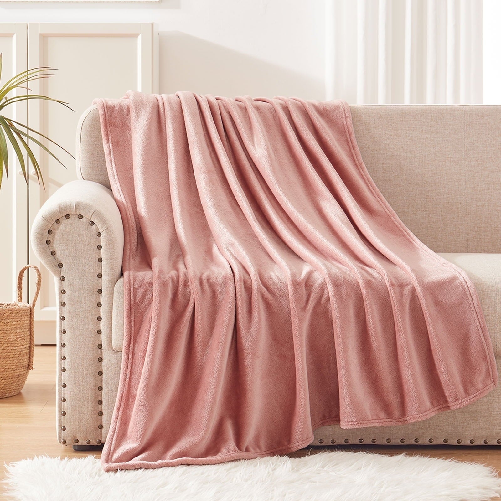 Cozy Fleece Fleece Throw Blanket for Couch, Sofa, Super Soft and Warm Blankets, Pink Throw All Season Use, Cozy, Plush, Lightweig... - Lightweight Plush Warm Blanket for All Seasons Detail