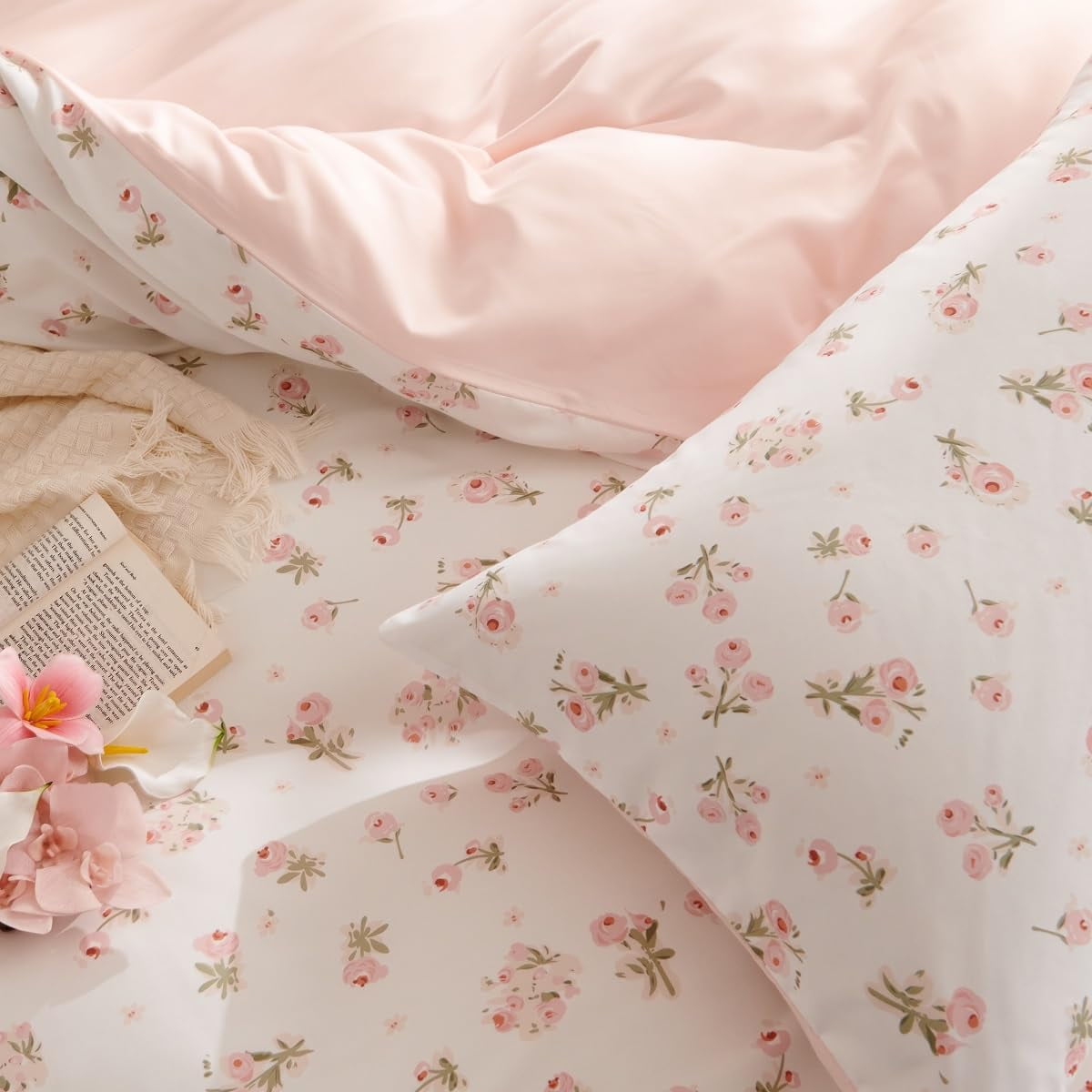 All-Season Pink loyalty Floral Comforter Queen Sets, 3 Pieces Chic Botanical Pink White Floral Reversible Comforter for All Season - Luxurious Quilted Duvet Cover Set Detail