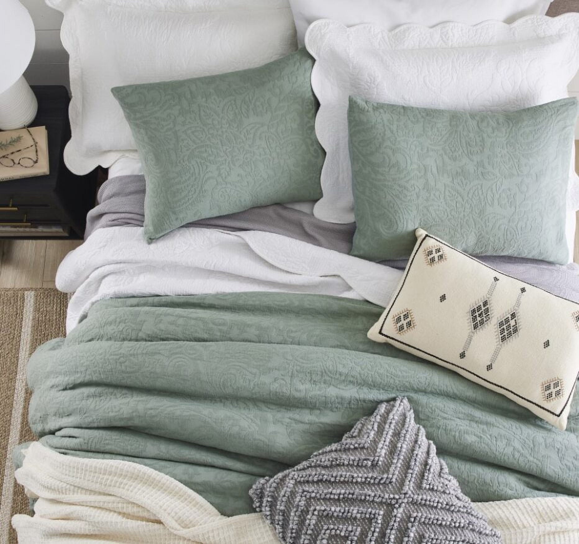 Fluffy Down Alternative 3-Piece Sage Floral Comforter Set, Full/Queen - All-Season Down Alternative Comforter Insert Detail