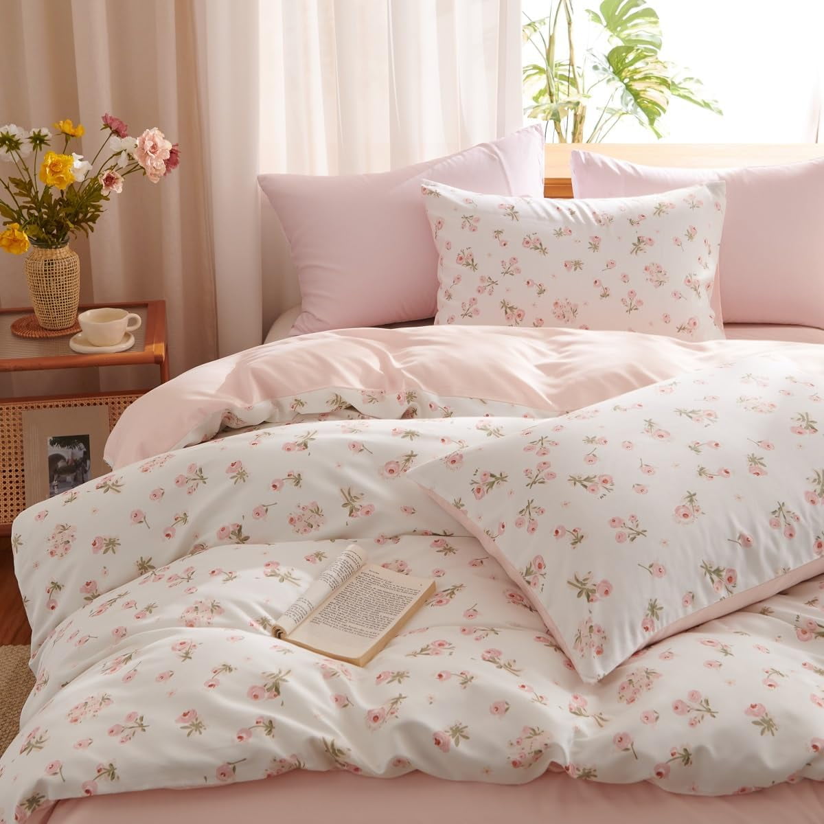 All-Season Pink loyalty Floral Comforter Queen Sets, 3 Pieces Chic Botanical Pink White Floral Reversible Comforter for All Season - Luxurious Quilted Duvet Cover Set Detail