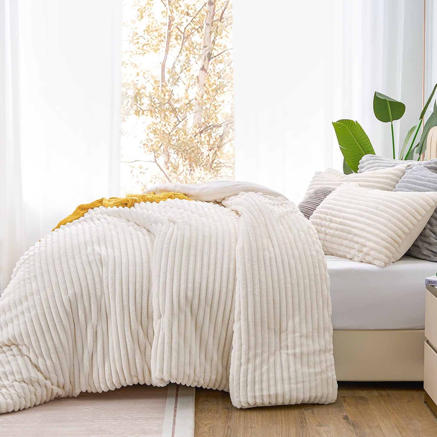 Fluffy Down Alternative Fleece Queen Comforter Set -Super Soft & Warm Fluffy White Bedding, Luxury Fuzzy Heavy Bed Set for Winter with 2 Pill... - Hypoallergenic Ultra-Fluffy Quilt for Winter Detail