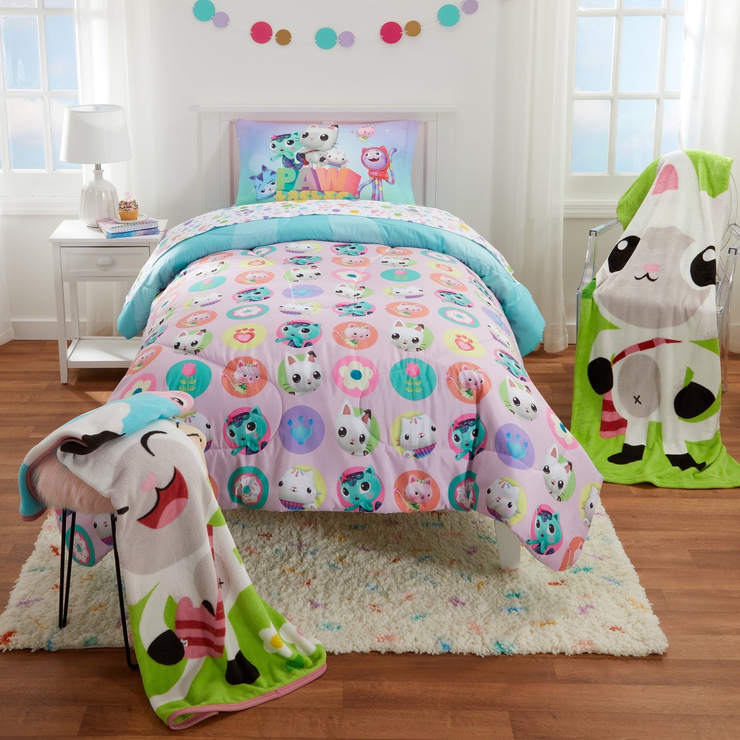 Heavyweight Warmth Gabby's Dollhouse Kids Comforter and Pillowcase, 2-Piece Set, Twin/Full, Reversible - Cloud-Like Soft Lightweight Bed Comforter Detail