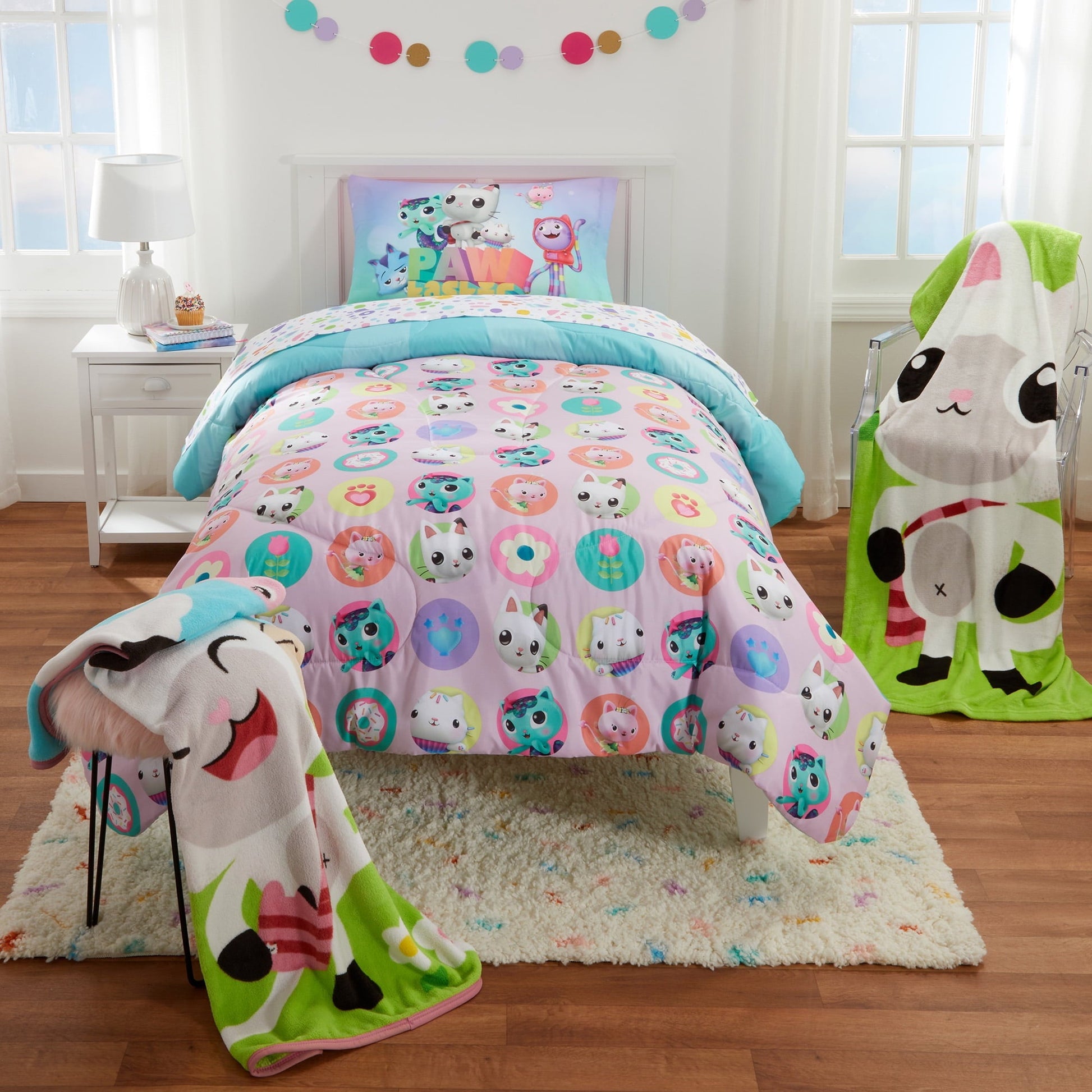 Heavyweight Warmth Gabby's Dollhouse Kids Comforter and Pillowcase, 2-Piece Set, Twin/Full, Reversible - Cloud-Like Soft Lightweight Bed Comforter Detail
