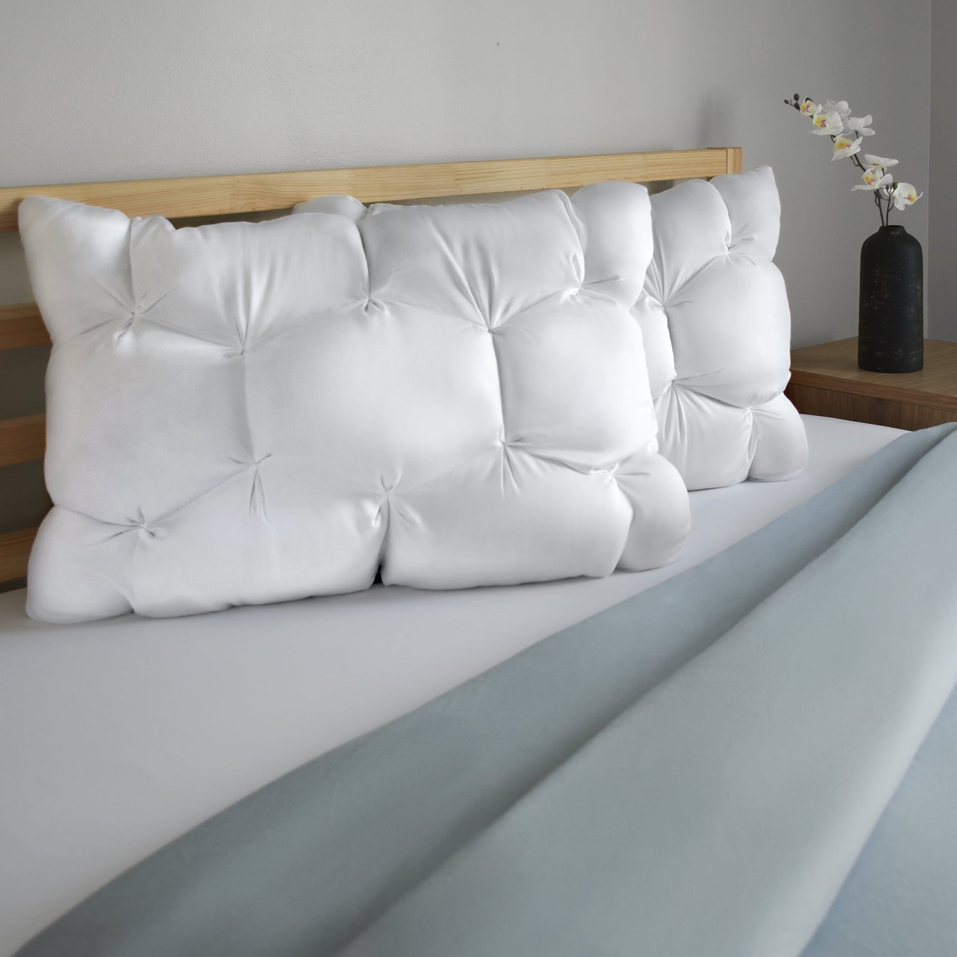 Decorative Plump Down Alternative Cloud Luxe Bed Pillows, Standard/Queen - Adaptive Huggable Core (2 Pack) - Hotel Quality Plush Sleeping Pillows Detail