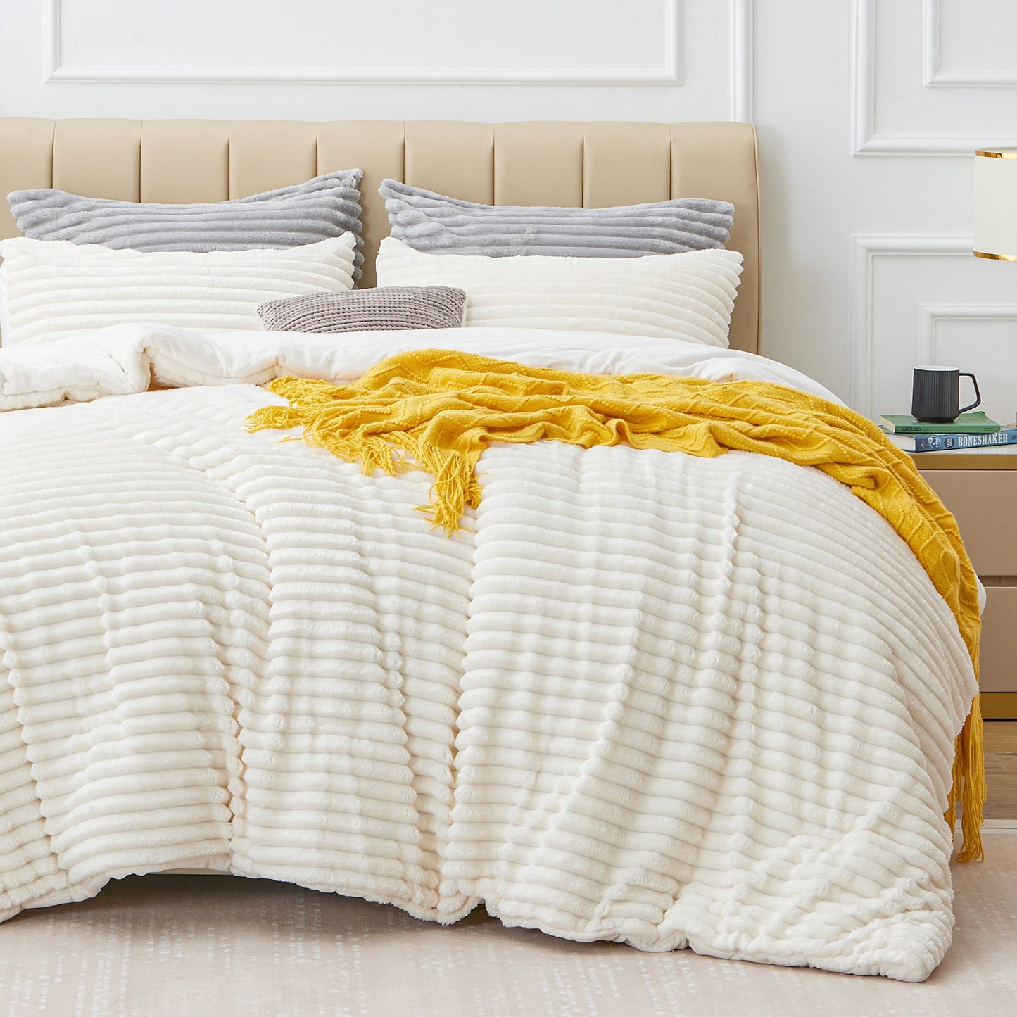 Fluffy Down Alternative Fleece Queen Comforter Set -Super Soft & Warm Fluffy White Bedding, Luxury Fuzzy Heavy Bed Set for Winter with 2 Pill... - Hypoallergenic Ultra-Fluffy Quilt for Winter Detail